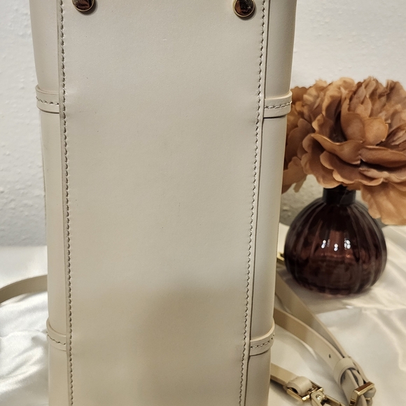 Kate Spade Ivory Tote with Gold Hardware - Picture 6 of 9